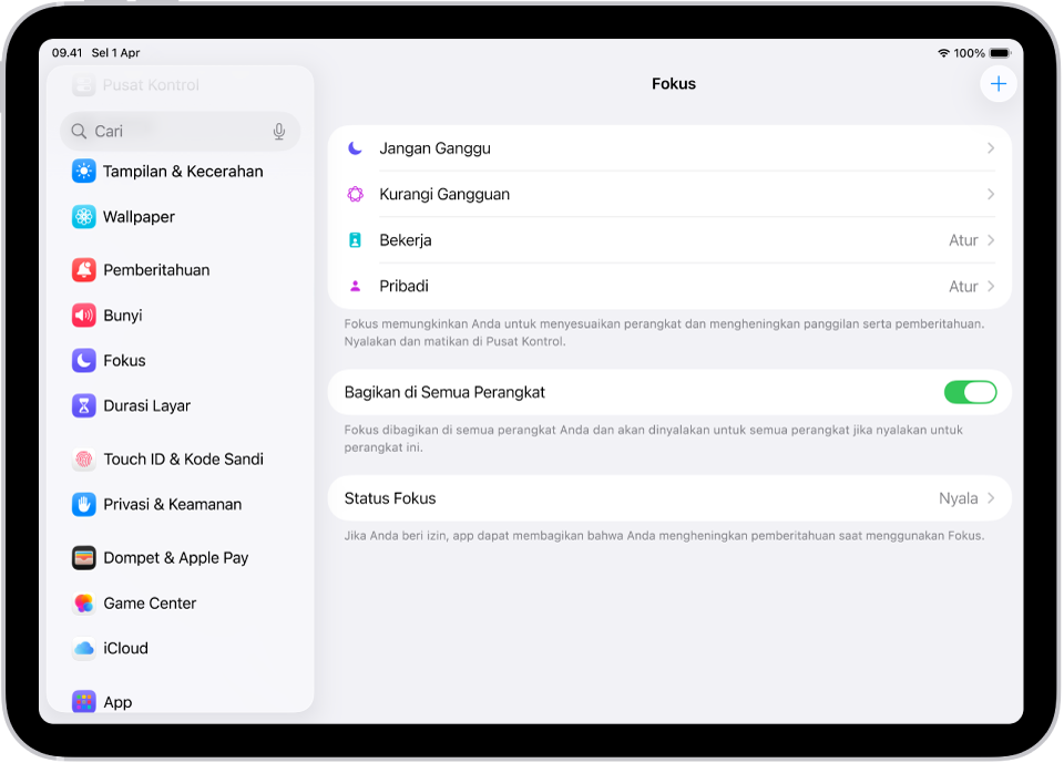 Layar menampilkan enam pilihan Fokus yang disediakan—Jangan Ganggu, Berkendara, Tidak ada pesan selama panggilan, Tidur, Pribadi, dan Kerja. Tombol Bagikan di Semua Perangkat menyala, yang memungkinkan pengaturan Fokus yang sama untuk digunakan di semua perangkat Apple Anda.