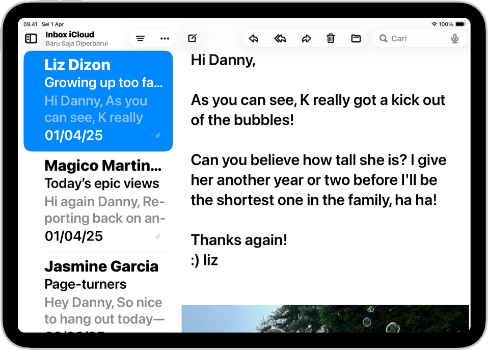 iPad dengan app Mail terbuka. Email ditampilkan dengan teks besar dan tebal.