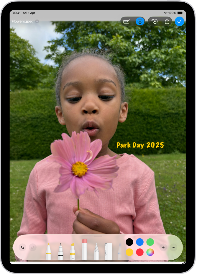 Di Mail, PDF lampiran memiliki teks yang ditambahkan dan stiker emoji. Di bawah halaman web terdapat alat markah.