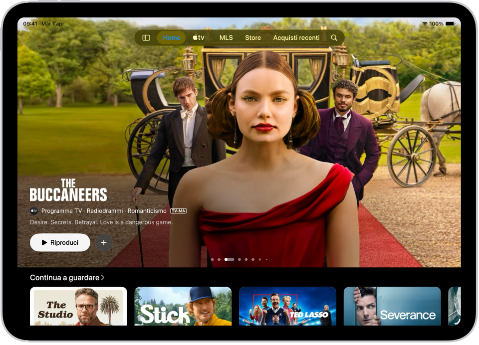 Il pannello Home che mostra un contenuto Apple Originals in primo piano, al centro, sopra alla sezione “Continua a guardare”. Nella parte superiore dello schermo, da sinistra a destra, sono presenti i pannelli Home, Apple TV, MLS, Store, Acquisti recenti e Cerca.