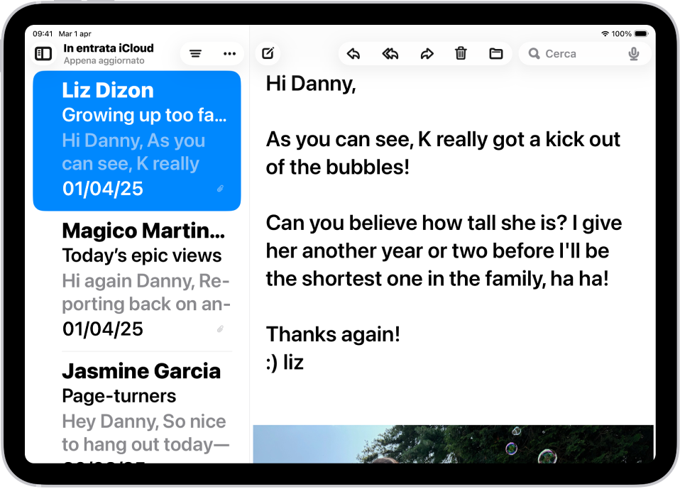 L’app Mail è aperta su iPad. Le email vengono mostrate con il testo grande e in grassetto.