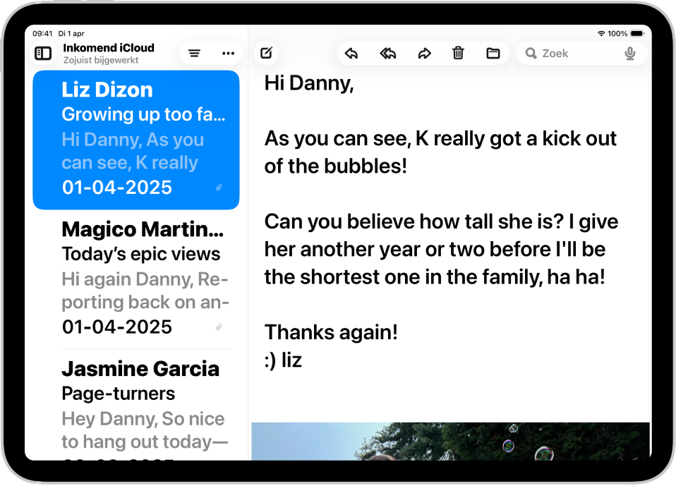 Een iPad waarop de Mail-app is geopend. Er worden e‑mails met grote, vette tekst weergegeven.