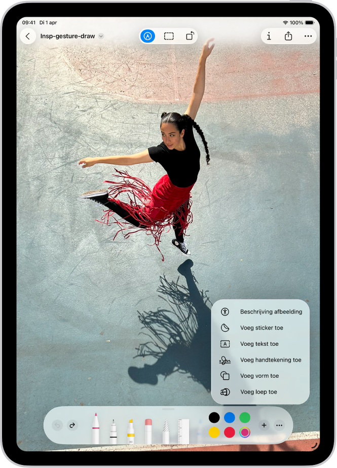De markeringsknoppenbalk is open onder in een notitie in de Notities-app en de knop met het plusteken rechtsonder in het scherm is geselecteerd. De volgende opties zijn beschikbaar in het menu om elementen toe te voegen: 'Voeg sticker toe', 'Voeg tekst toe', 'Voeg handtekening toe' en 'Voeg vorm toe'.