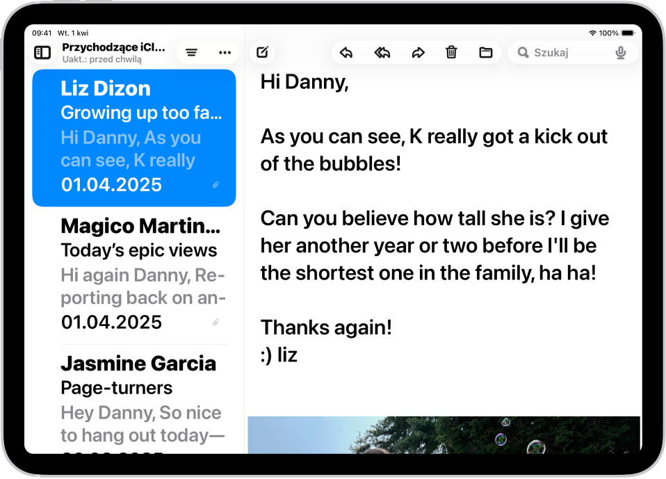 iPad z otwartą aplikacją Poczta. Wiadomości email są wyświetlane dużą, pogrubioną czcionką.