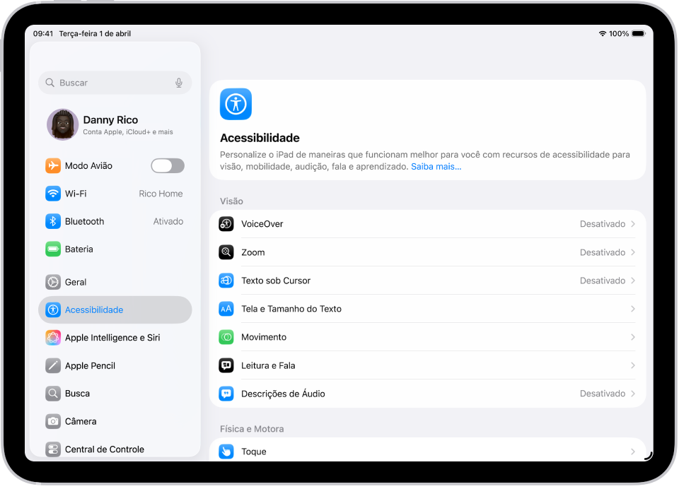Uma tela de Ajustes mostrando opções de Acessibilidade como VoiceOver, Descrições de Áudio e Controle Assistivo.