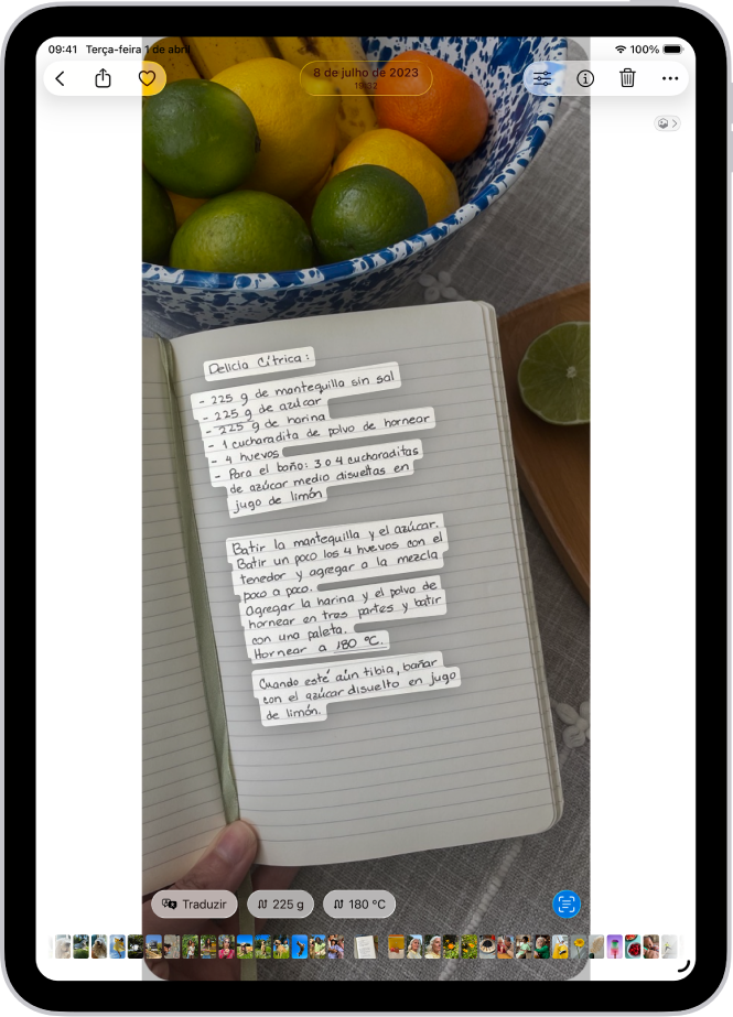 A foto de uma receita em espanhol é mostrada. Na foto, o texto está destacado. Perto da parte inferior, da esquerda para a direita, estão os botões Traduzir, conversão para gramas, conversão para Celsius e Detectar Texto.