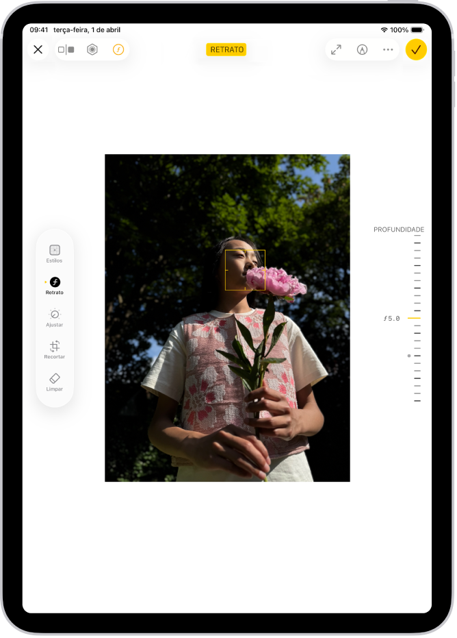 O ecrã Editar de uma fotografia do modo Retrato. Uma fotografia de retrato ao centro do ecrã. No lado direito do ecrã está um nivelador para ajustar a definição Ajuste de profundidade. No lado esquerdo do ecrã encontram‑se os botões Retrato, Ajustar, Filtros e Recortar. O botão “Retrato” está selecionado.