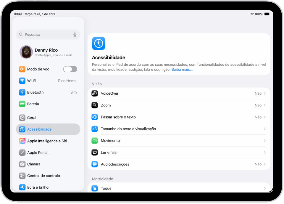 O ecrã “Definições” a mostrar as opções de acessibilidade, como VoiceOver, Audiodescrições e Controlo por manípulos.