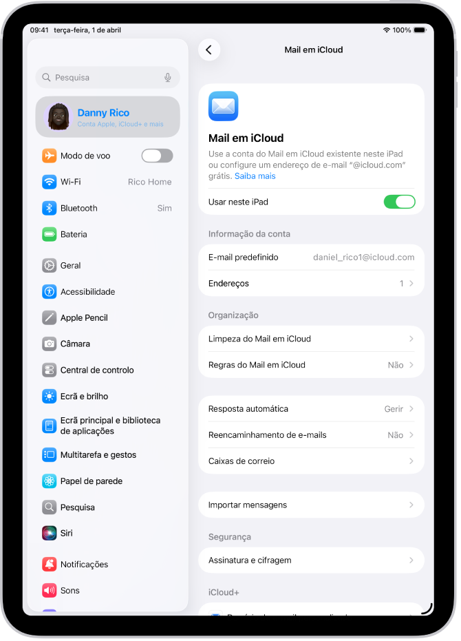 A aplicação Definições aberta no ecrã Mail em iCloud. A opção Domínio de e-mail personalizado encontra-se na parte inferior do menu.