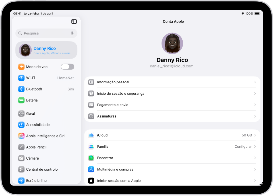 As definições da conta Apple com uma lista de opções, incluindo informação pessoal, assinaturas, Encontrar, etc.