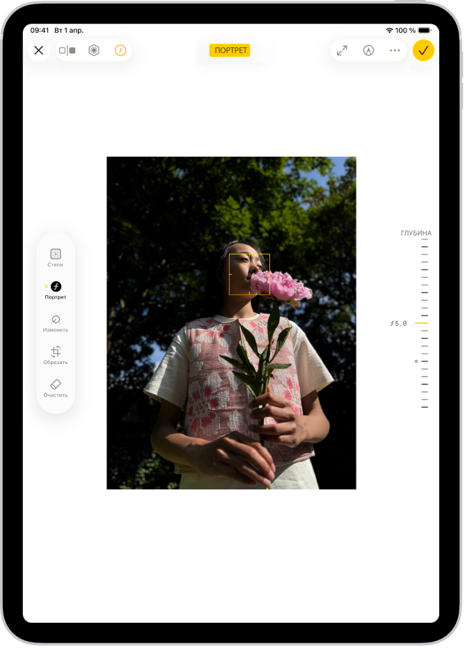Экран редактирования фото в режиме «Портрет». В центре экрана показан портрет. В правой части экрана находится слайдер для регулировки настройки глубины. В левой части экрана находятся кнопки «Портрет», «Изменить», «Фильтры» и «Обрезать». Выбрана кнопка «Портрет».