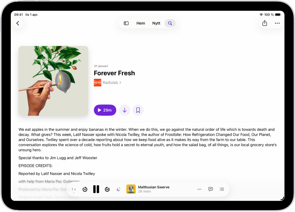 En avsnittssida i appen Podcaster visar avsnittsdetaljer med bildmaterial och en uppspelningsknapp i mitten av skärmen samt minispelaren med uppspelningsreglage och alternativ i nederkanten.