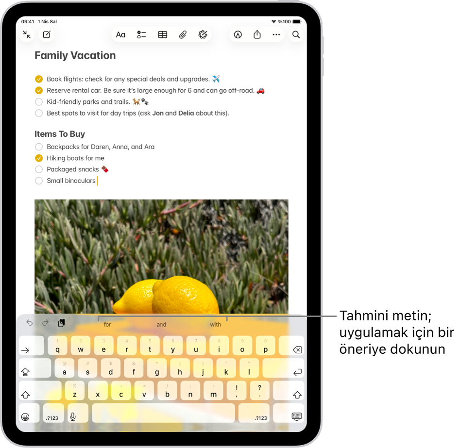 Notlar uygulamasında ekran klavyesi açık. Metin alanına metin girilmiş ve klavyenin üst tarafında bir sonraki sözcük için tahmini metin önerileri var.
