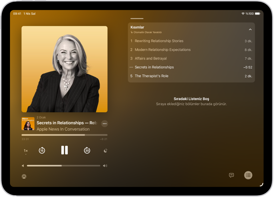 Podcast’ler uygulamasındaki tam ekran çalar; podcast resmini, bölüm başlığını, oynatma denetimlerini ve ses yüksekliği sürgüsünü gösteriyor. Ekranın sağ tarafında kısım listesi var. Ekranın en altında AirPlay simgesi, Dökümü Görüntüle düğmesi ve Sıradaki düğmesi var.