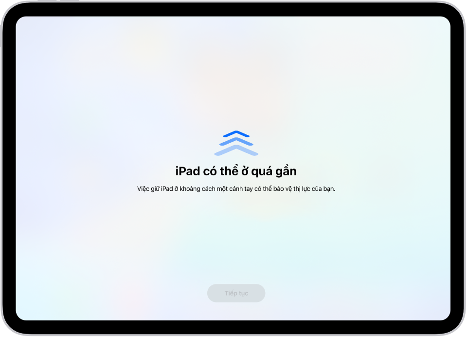 Một màn hình với cảnh báo rằng iPad ở quá gần và một gợi ý giữ iPad ở khoảng cách một cánh tay. Khi iPad di chuyển ra xa hơn, nút Tiếp tục ở dưới cùng xuất hiện để bạn có thể quay lại màn hình trước đó.