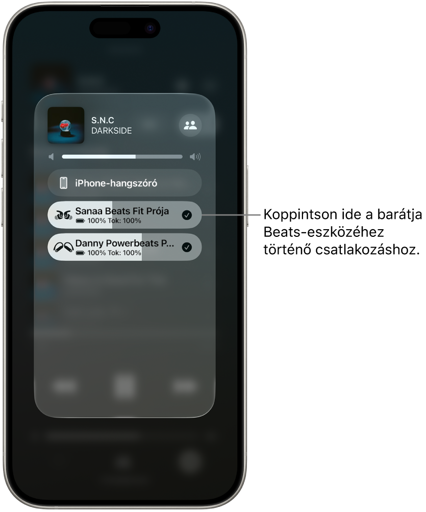 Az AirPlay-képernyőn két pár Beats-eszköz látható, amelyek ugyanahhoz az iPhone-hoz vannak csatlakoztatva, miközben a telefon egy dalt játszik le.