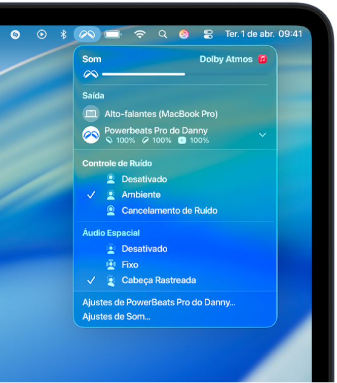 O ícone dos Beats está selecionado na barra de menus do Mac. Um menu mostra os Powerbeats Pro 2 com o modo Ambiente e o Áudio Espacial com rastreamento da cabeça ativados.
