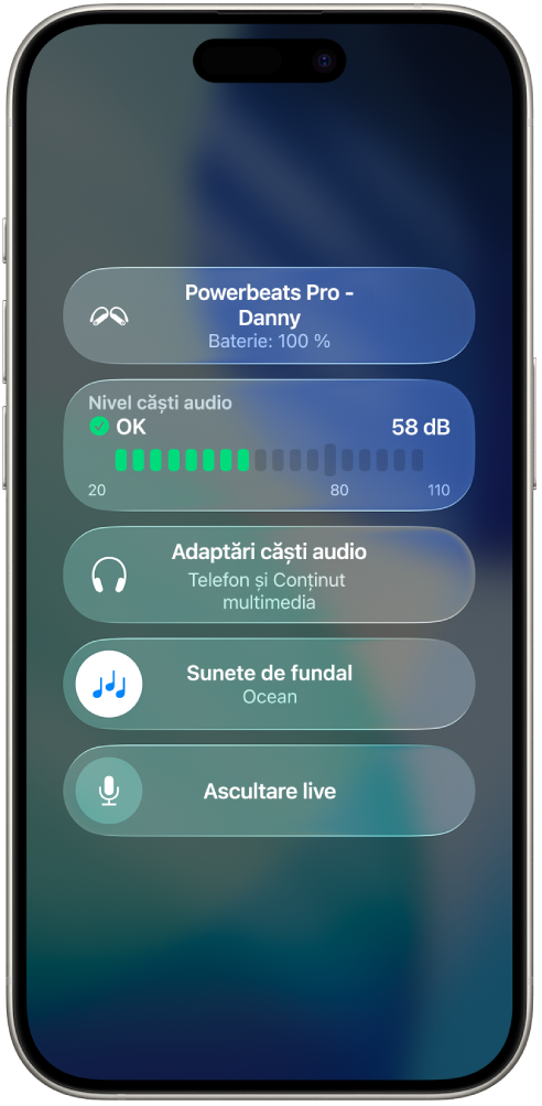 Ecranul „Dispozitive auditive” în centrul de control. De sus în jos, acesta include nivelul căștilor audio în decibeli și funcționalitățile „Adaptări căști audio”, „Sunete de fundal” și „Ascultare live” pentru căștile Powerbeats Pro 2 conectate.