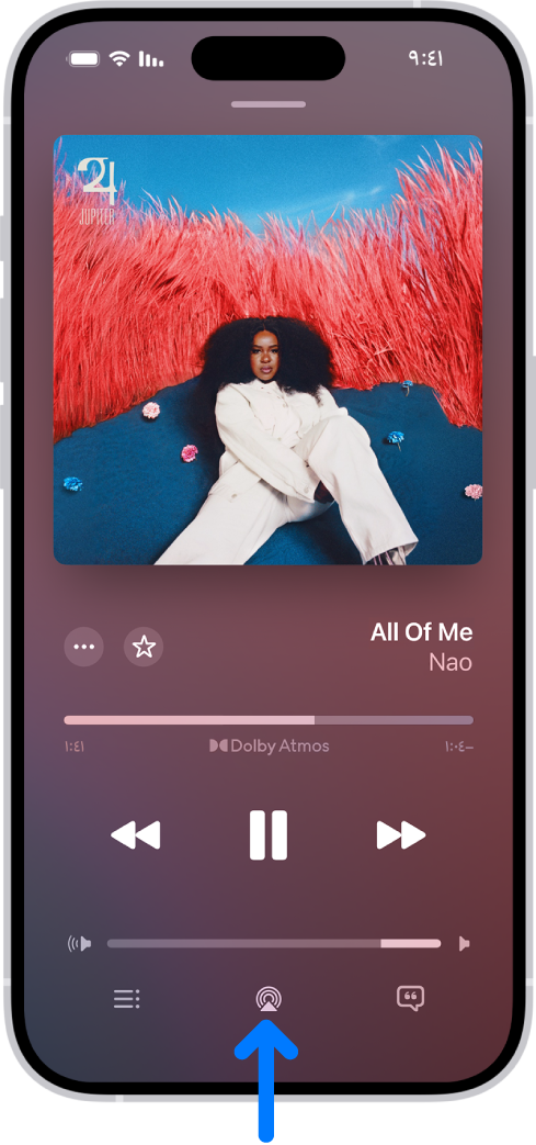 عناصر التحكم في التشغيل لتطبيق الموسيقى، ومنها زر وجهة التشغيل في الجزء السفلي من الشاشة.