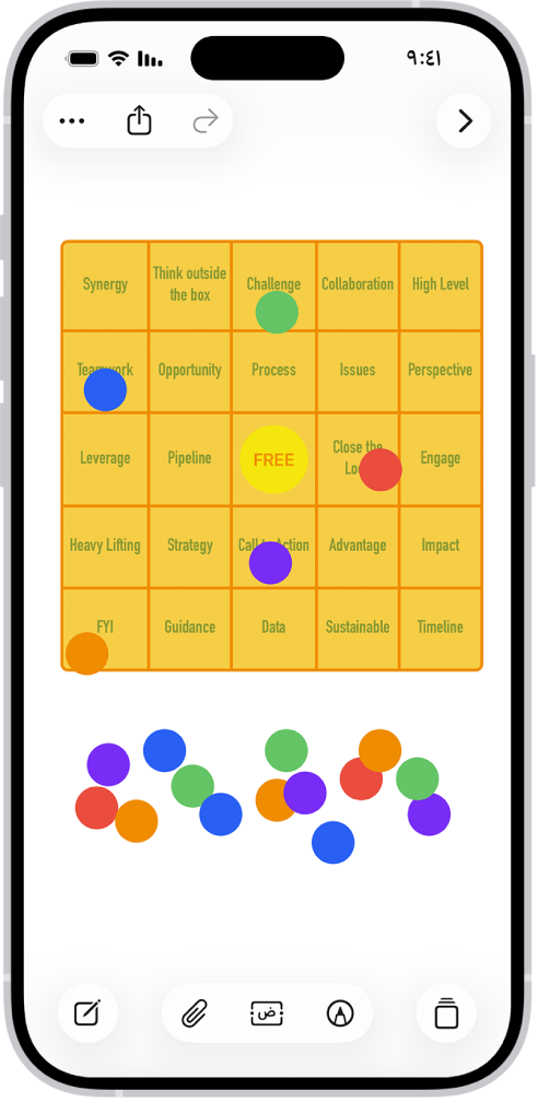 جدول على لوحة في تطبيق المساحة الحرة، وتظهر أدوات التنسيق والنقاط الزرقاء الصغيرة على حوافه لتغيير شكله.
