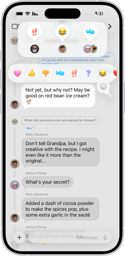 محادثة في الرسائل تظهر بها سمات ردود تفاعلية بالقرب من الجزء العلوي من الشاشة وقائمة ردود تفاعلية فوق رسالة.