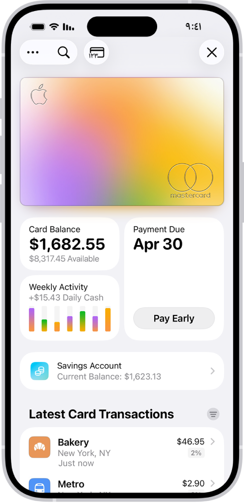 بطاقة Apple في تطبيق المحفظة، يظهر بها زر المزيد في الجزء العلوي الأيسر. يظهر أسفل صورة البطاقة رصيد البطاقة والنشاط الأسبوعي وزر الدفع. يظهر الرصيد الحالي لحساب Savings والمعاملات الحديثة للبطاقة في الجزء السفلي.