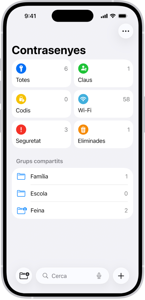 La pàgina d’inici de l’app Contrasenyes, amb botons per a “Totes”, “Claus”, “Codis de verificació”, “Wi-Fi”, “Seguretat” i “Eliminades”, juntament amb una llista de grups compartits.