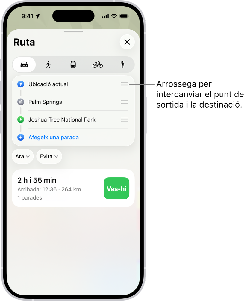 Un mapa en què es mostren diverses rutes possibles per anar en cotxe entre “La meva ubicació” i una destinació.