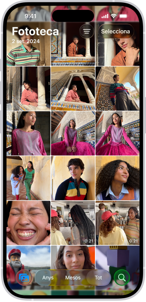 A l’app Fotos es veu una foto de la graella de la fototeca. A la part inferior de la pantalla, d’esquerra a dreta, hi ha opcions per ordenar la fototeca amb els botons “Anys”, “Mesos” i “Totes”. A l’angle inferior dret hi ha el botó “Cerca”.