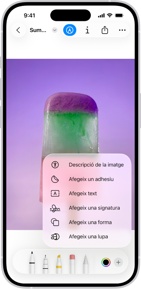 Una imatge oberta a l’app Previsualització. Un menú en què es mostren opcions que es poden afegir a la imatge, com ara adhesius o text. A la part superior de la pantalla hi ha els botons “Marques”, “Informació”, “Comparteix” i “Més”; a la part inferior de la pantalla es mostren les eines d'anotació.