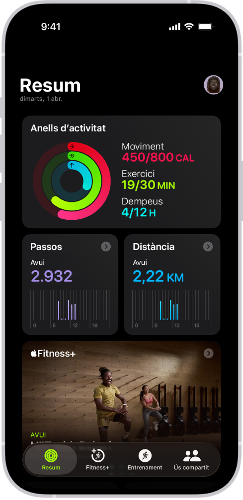 La pantalla “Resum” a l’app Fitness, que mostra les àrees “Anells d’activitat”, “Recompte de passos”, “Distància” i “Apple Fitness+”.