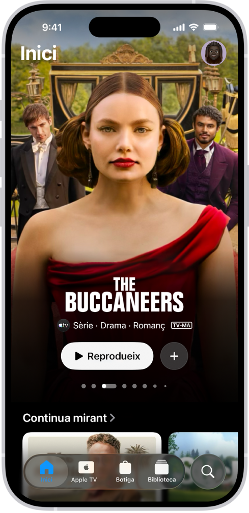 Al centre de la pestanya “Inici”, sobre la fila “Continua mirant”, es mostra una producció Apple Original destacada. A la part inferior hi ha, d’esquerra a dreta, les pestanyes “Inici”, “Apple TV”, “Botiga”, “Biblioteca” i “Cerca”.