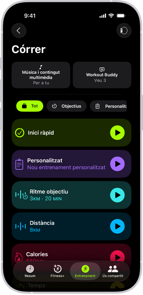 La pantalla d’entrenament de l’app Fitnes mostra els detalls d’un entrenament de córrer. A sota de la capçalera “Córrer” hi ha les opcions per seleccionar contingut multimèdia i configurar el Workout Buddy. Al centre, de dalt a baix, es mostren les opcions per iniciar un entrenament, un entrenament personalitzat, un entrenament de ritme i entrenaments amb un objectiu de distància o de calories.