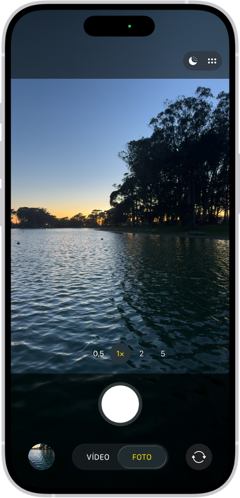La pantalla de l’app Càmera en mode de foto amb els controls per capturar una foto amb poca llum.