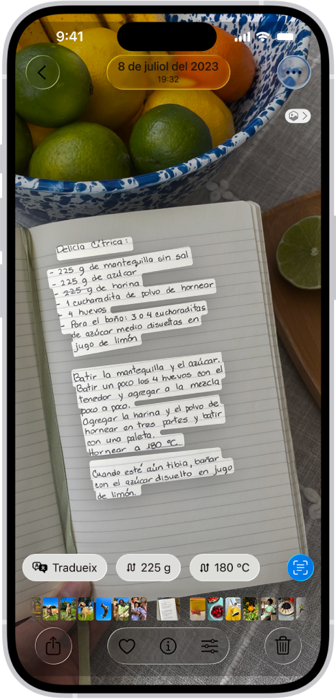 Es mostra la foto d’una recepta en anglès. A la foto, el text està ressaltat. A prop de la part inferior de la pantalla, d’esquerra a dreta, hi ha els botons per traduir, convertir a grams, convertir a Celsius i detectar text.