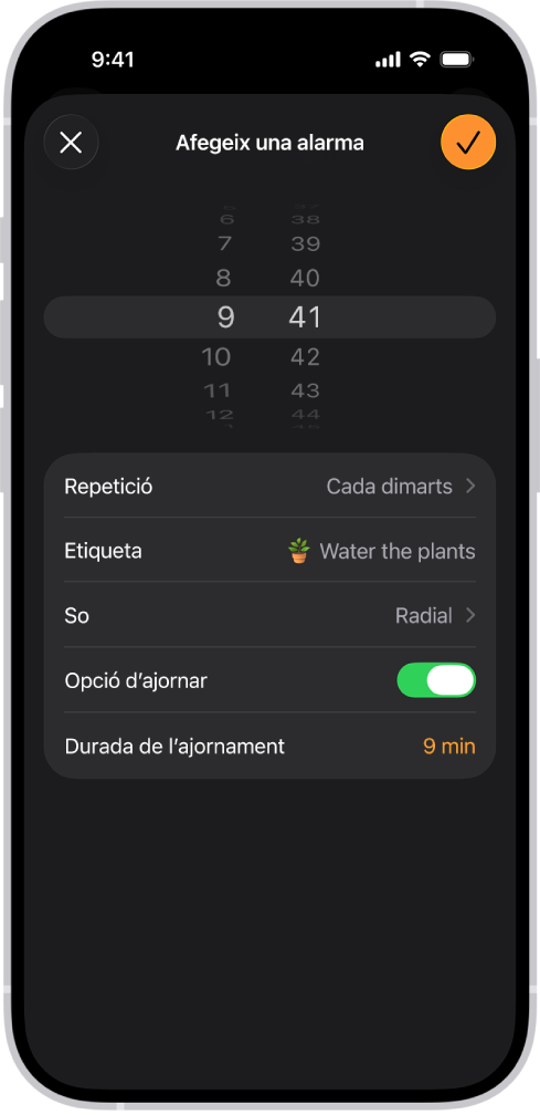 Es mostra una pantalla per canviar una alarma amb la configuració per canviar-ne l’hora, escollir si l’alarma es repeteix, afegir una etiqueta a l’alarma, seleccionar un so d’alarma, activar l’opció d’ajornar i canviar la durada de l’ajornament.