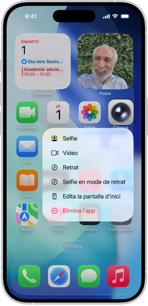 La pantalla d’inici difuminada, amb el menú d’accions ràpides de la càmera a sota de la icona de l’app Càmera.