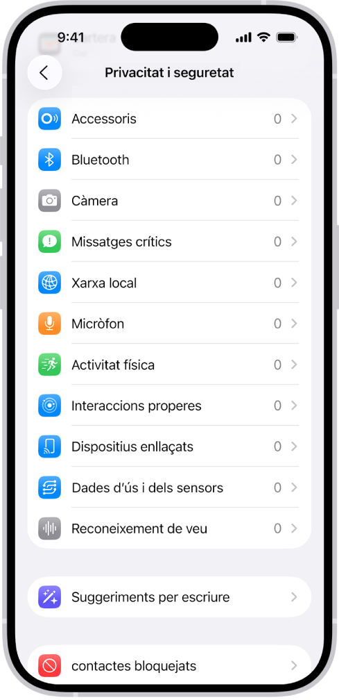 La pantalla “Privacitat i seguretat” mostra la configuració per controlar quines apps poden utilitzar la càmera, el micròfon i altres aspectes de l’iPhone.
