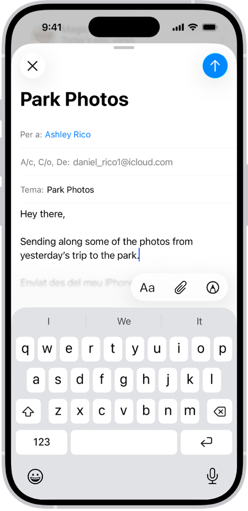 Esborrany d’un correu electrònic que s’està redactant, amb les opcions per adjuntar a sobre del teclat.