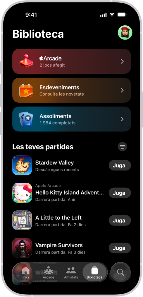 A l’app Apple Games es mostra la pestanya “Biblioteca” amb les seccions “Apple Arcade”, “Esdeveniments” i “Assoliments”, així com una llista dels jocs que s’han descarregat i a què s’ha jugat fa poc.