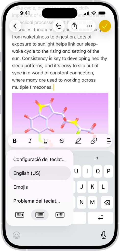 El menú de la configuració del teclat està obert, i s’hi mostren tren opcions: “Anglès (EUA)”, “Emojis” i “Resposta del teclat”. A la part inferior del menú, d’esquerra a dreta, hi ha botons per activar la disposició per a persones esquerranes, la disposició per omissió i la disposició per a persones dretanes. El botó de la disposició per omissió està seleccionat.