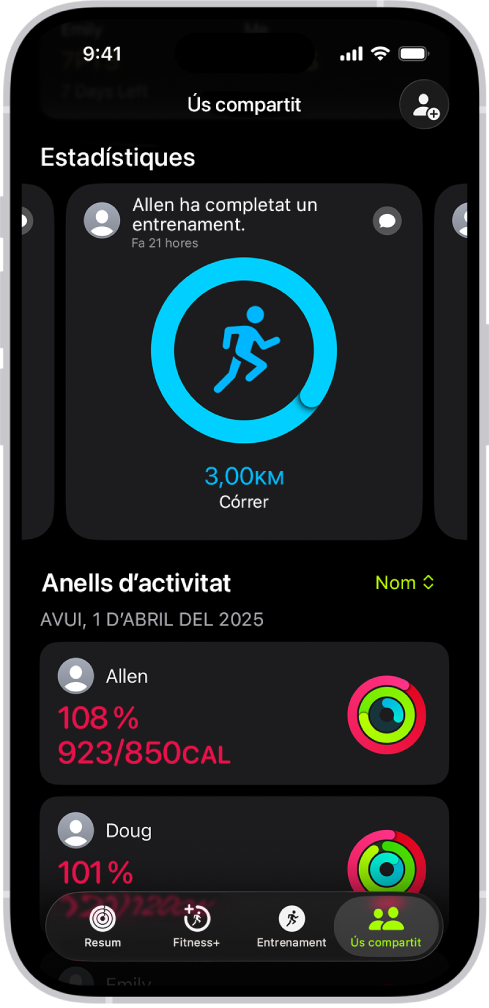 La pantalla d’ús compartit de l’app Fitnes mostra les activitats més destacades i els anells d’activitat compartits entre una persona i les seves amistats.