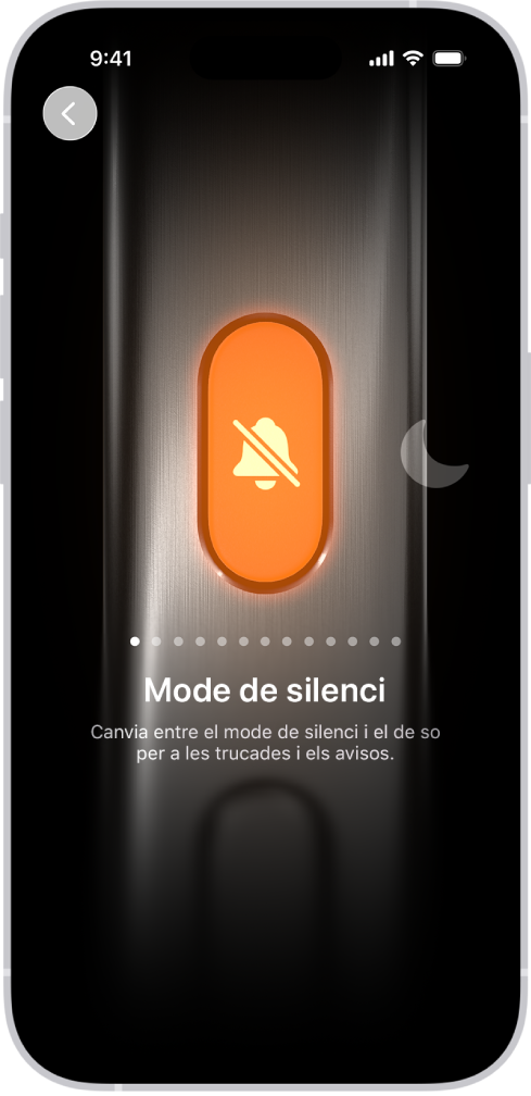 La pantalla personalitzar el botó d’acció. L’acció seleccionada és la càmera. Les altres funcions, com ara “No molestar” i “Llanterna”, apareixen a la dreta i a l’esquerra de la càmera. A sota de les accions hi apareixen uns punts que pots tocar per canviar a les altres accions. A sota de l’acció seleccionada —la càmera— hi ha el menú de les opcions de la càmera en què pots triar quina acció assignar al botó d’acció.