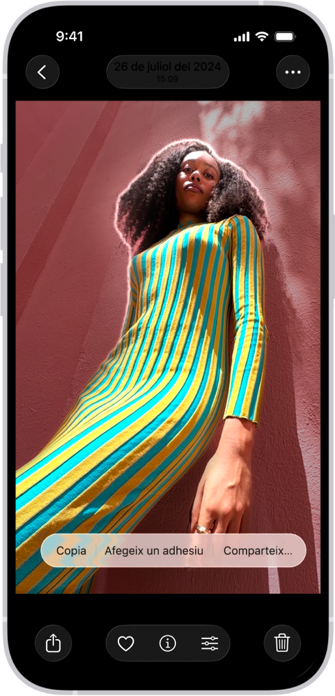 A la fototeca de l’app Fotos hi ha una foto oberta. Es ressalta la vora del subjecte del centre de la foto i els botons “Copia”, “Afegeix un adhesiu” i “Comparteix” apareixen a sobre del subjecte.