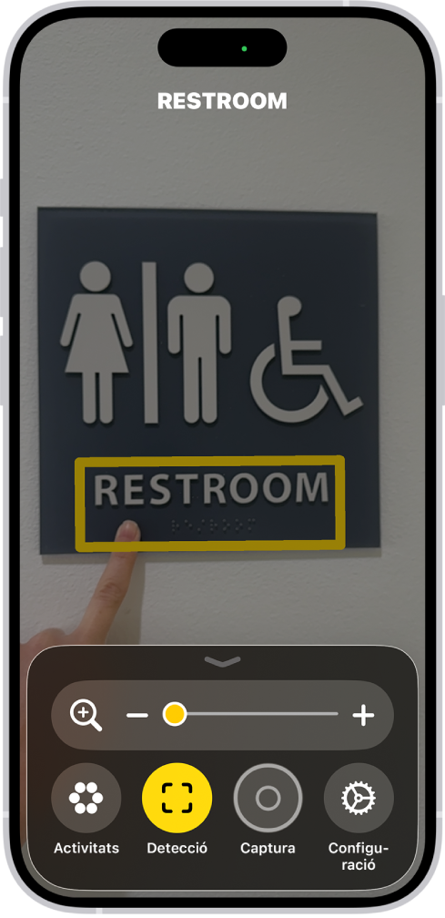 L’app Lupa detecta un dit que apunta al text que hi ha en una paret.