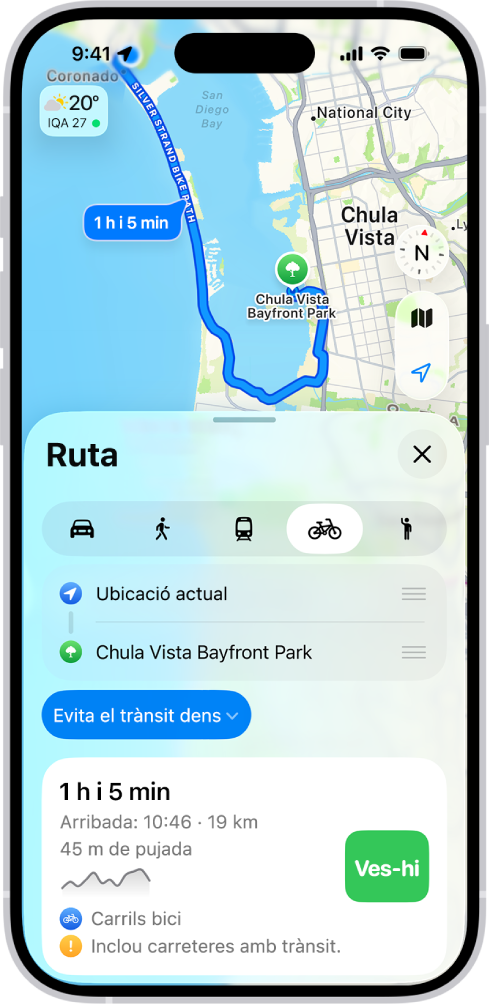 Un mapa que mostra opcions de ruta en bicicleta. La targeta de la ruta, a la part inferior, proporciona detalls, com ara el temps de viatge estimat, els canvis en l’elevació i els tipus de carreteres. A la dreta dels detalls hi ha un botó “Ves-hi”.