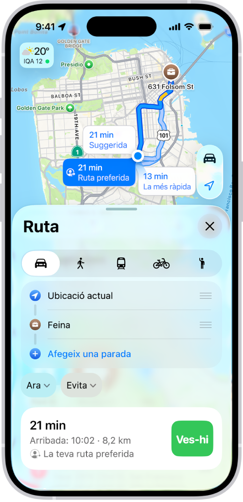 Un iPhone que mostra un mapa amb diverses opcions de ruta en cotxe amb el mateix destí. Cada ruta mostra el temps i la distància estimats i un botó “ves” per iniciar les indicacions pas a pas. Cada ruta utilitza un codi de color per a les condicions del trànsit.