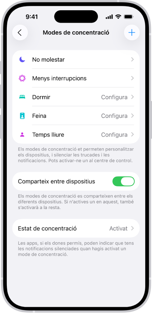 Pantalla que mostra cinc opcions de concentració proporcionades: “No molestar”, “No rebre missatges durant les trucades”, “Dormir”, “Personal” i “Feina”. L’opció “Comparteix entre dispositius” està activada, la qual permet que s’utilitzi la mateixa configuració del mode de concentració en tots els teus dispositius Apple.