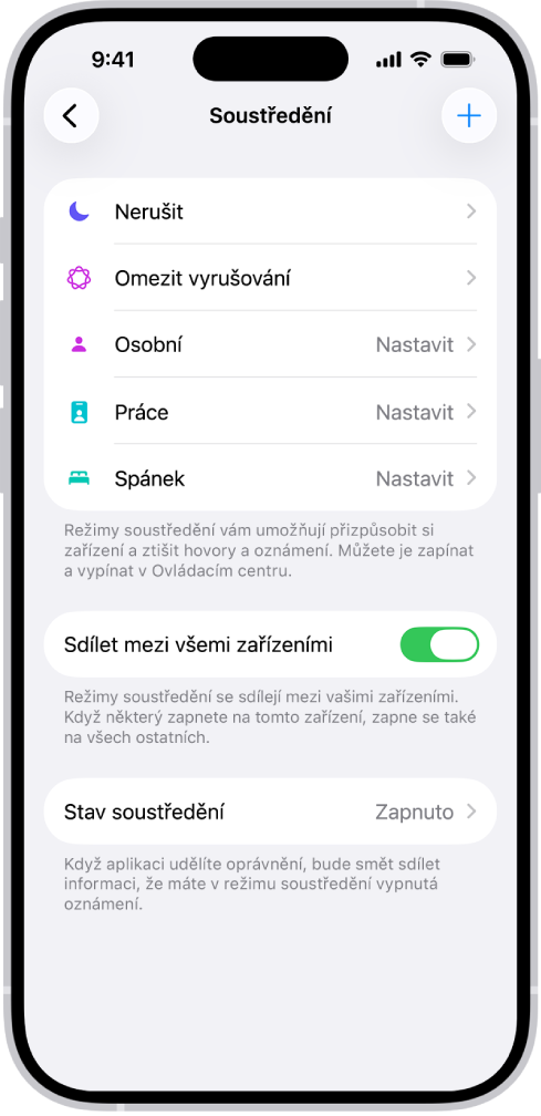 Obrazovka s pěti předdefinovanými volbami soustředění – Nerušit, Žádné zprávy během hovorů, Spánek, Osobní a Práce. Je zapnutá volba Sdílet mezi zařízeními, která umožňuje používat tatáž nastavení režimu soustředění na všech vašich zařízeních Apple.