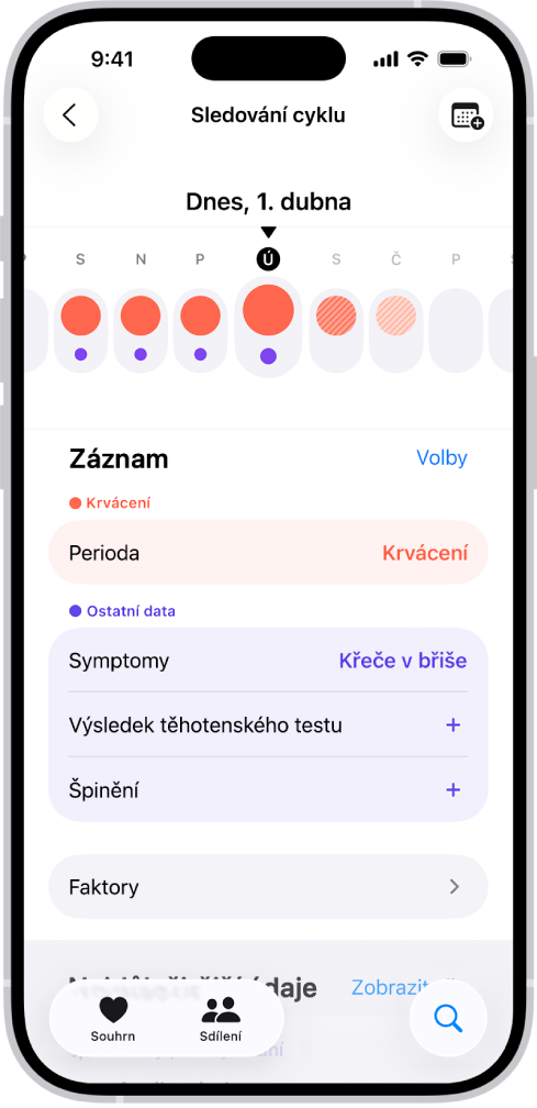Obrazovka Sledování cyklu s týdenní časovou osou u horního okraje. Prvních 5 dnů je na časové ose označeno plnými červenými kroužky a fialovými tečkami. Pod časovou osou se nacházejí volby pro přidávání informací o periodě, symptomech apod.